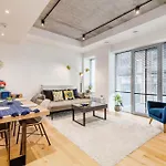 Chic 2 Bedroom Flat With Balcony
